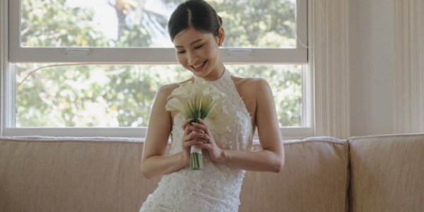 女大三，抱金砖！日本国脚堂安律的妻子晒婚礼照，幸福无比