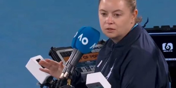 MK体育-科斯蒂亚不满大坂加油声黑脸握手，后者：很遗憾快退役还让你生气