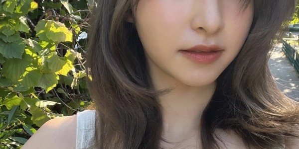 女大三，抱金砖！日本国脚堂安律的妻子晒婚礼照，幸福无比