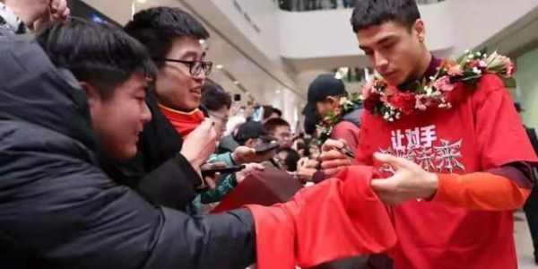 MKsports-U23国足凯旋！机场人山人海，李昊接受采访，70多岁球迷成亮点