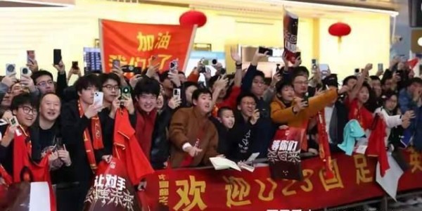 MKsports-U23国足凯旋！机场人山人海，李昊接受采访，70多岁球迷成亮点