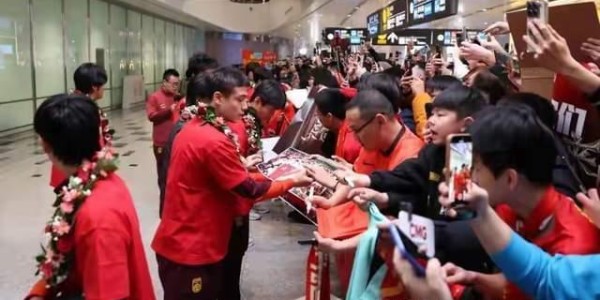 MKsports-U23国足凯旋！机场人山人海，李昊接受采访，70多岁球迷成亮点