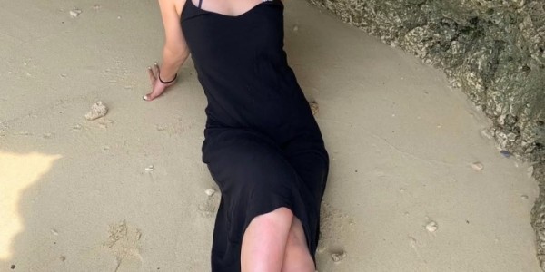 女大三，抱金砖！日本国脚堂安律的妻子晒婚礼照，幸福无比