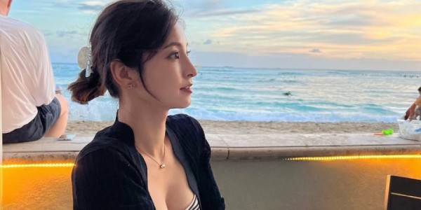 女大三，抱金砖！日本国脚堂安律的妻子晒婚礼照，幸福无比